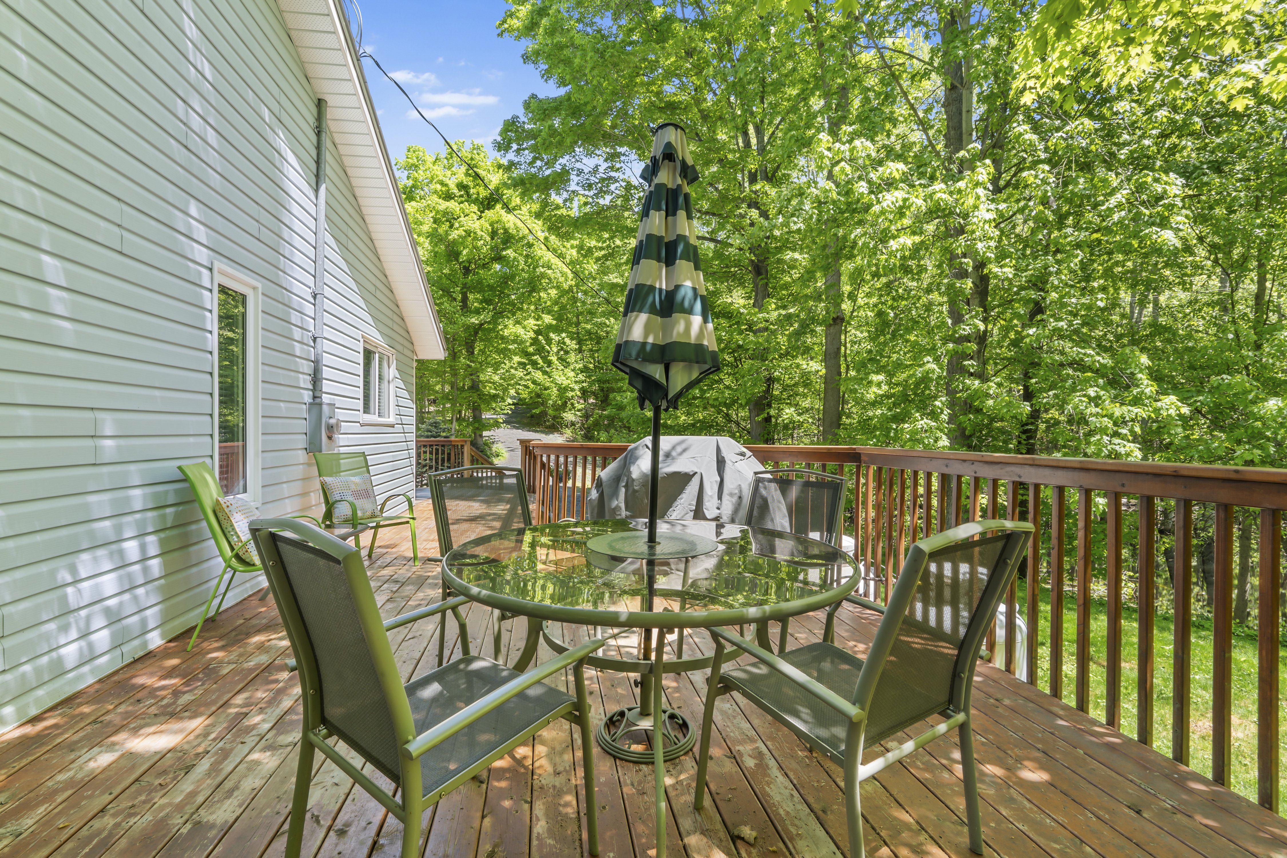 Backyard deck outdoor dining space in Kingston Ontario, Bill Stevenson, REALTOR®, Century 21 Lanthorn Real Estate Ltd., Brokerage