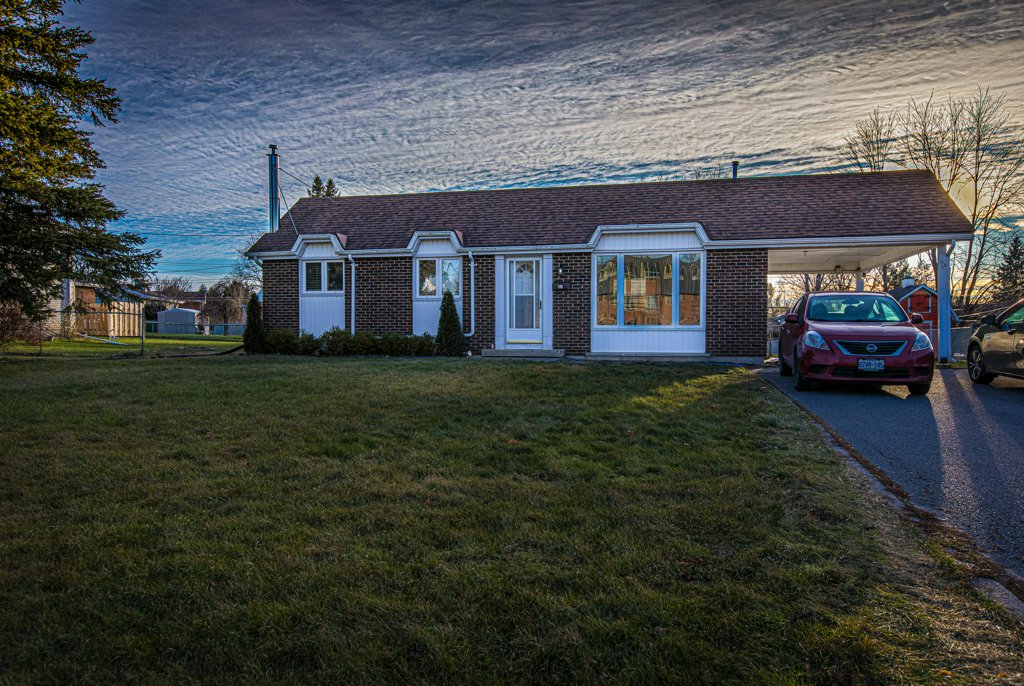 3 bedroom bungalow in Amherstview Loyalist Township with carport and large yard Kingston area