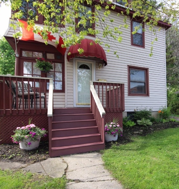 Older Detached home in Gananoque Ontario showing typical housing option under $500,000