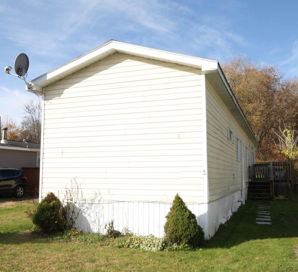 Mobile home near Kingston Ontario representing affordable housing option under $500,000