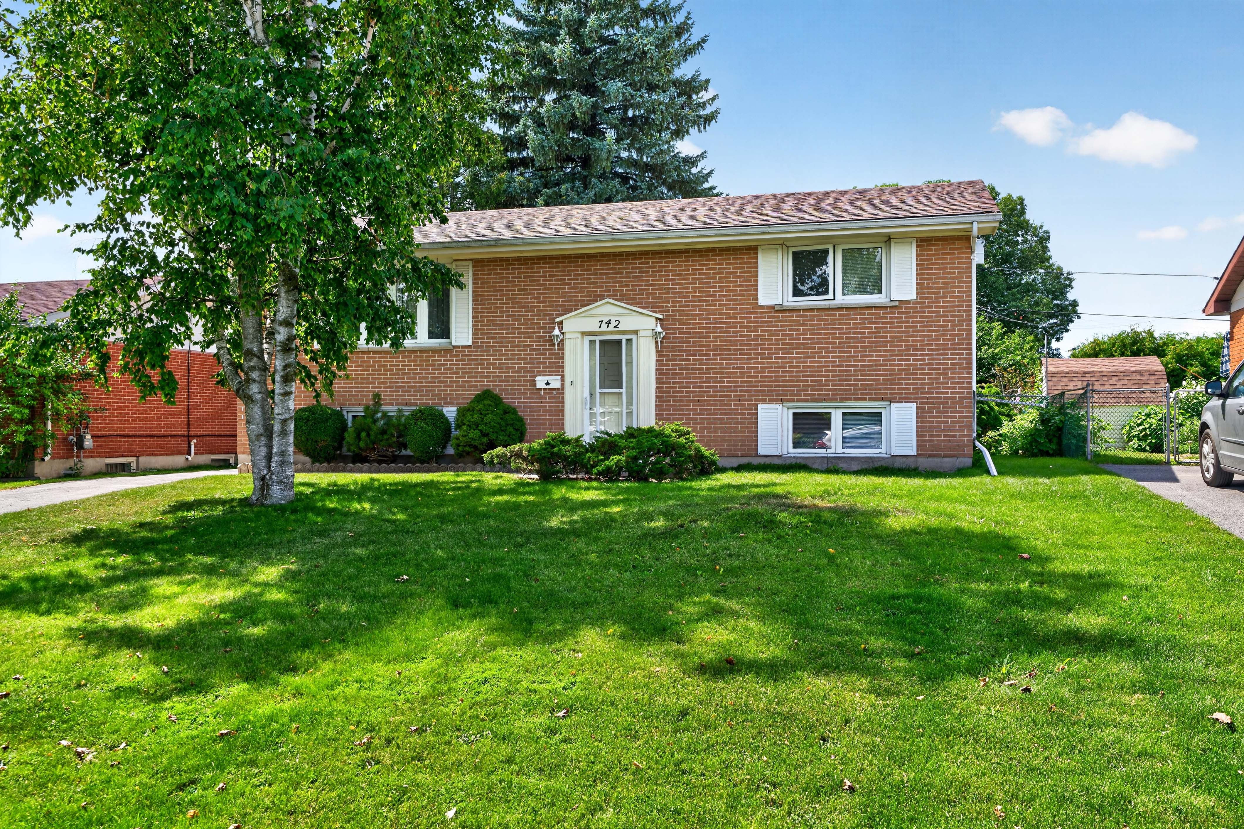 742 Laidlaw Crescent Kingston front exterior of raised bungalow in Bayridge